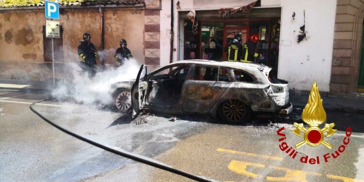 Ittiri: a fuoco un’auto in Corso Vittorio Emanuele