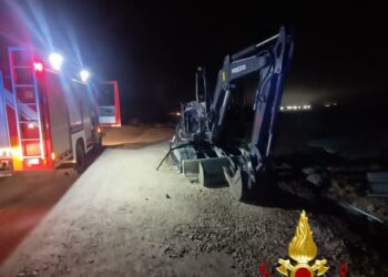Noragugume: a fuoco una macchina escavatrice e una trivella, intervengono i vigili del fuoco