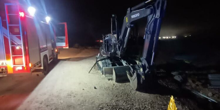 Noragugume: a fuoco una macchina escavatrice e una trivella, intervengono i vigili del fuoco