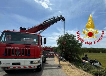 Ardara: un mezzo pesante si capovolge sulla provinciale 20, l’autista finisce in ospedale