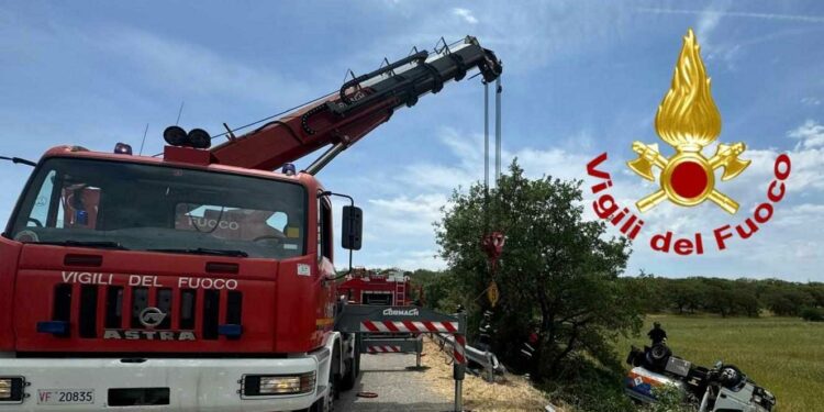Ardara: un mezzo pesante si capovolge sulla provinciale 20, l’autista finisce in ospedale