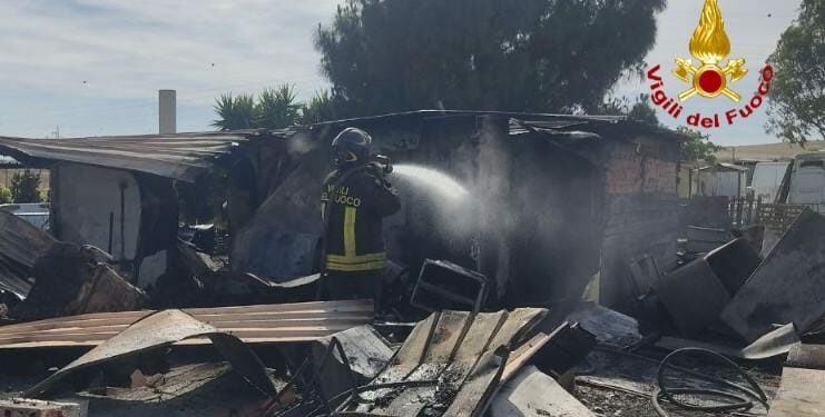I vigili del fuoco di Cagliari, sono intervenuti intorno alle ore 15.10, per un incendio che ha interessato un casolare sito sulla SP12 nel comune di Selargius, in località Pitz’e Pranu
