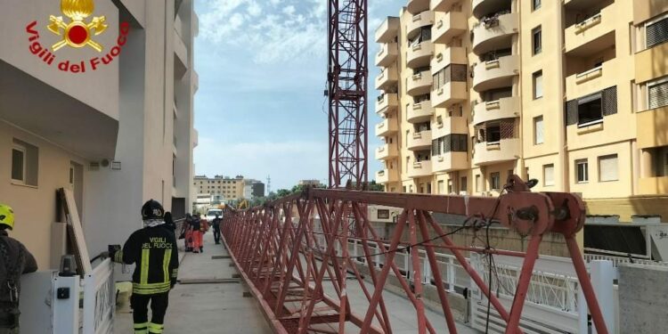 I vigili del fuoco di Cagliari sono intervenuti intorno alle ore 10.50 per un incidente verificatosi in un cantiere edile