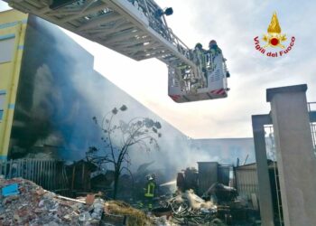 Nuovo intervento dei vigili del fuoco di Cagliari, intorno alle ore 15.30, per un incendio di masserizie in via Mattei nella Zona Industriale di Settimo San Pietro