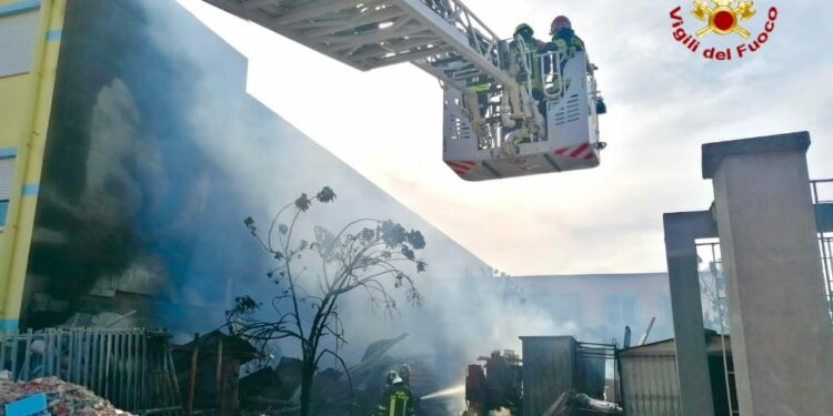 Nuovo intervento dei vigili del fuoco di Cagliari, intorno alle ore 15.30, per un incendio di masserizie in via Mattei nella Zona Industriale di Settimo San Pietro