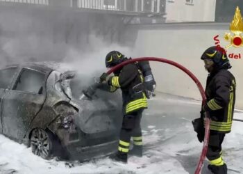 Un’auto elettrica prende fuoco a Predda Niedda, sul posto i vigili del fuoco di Sassari