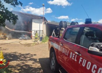 Silanus: a fuoco un fienile, sul posto i vigili del fuoco