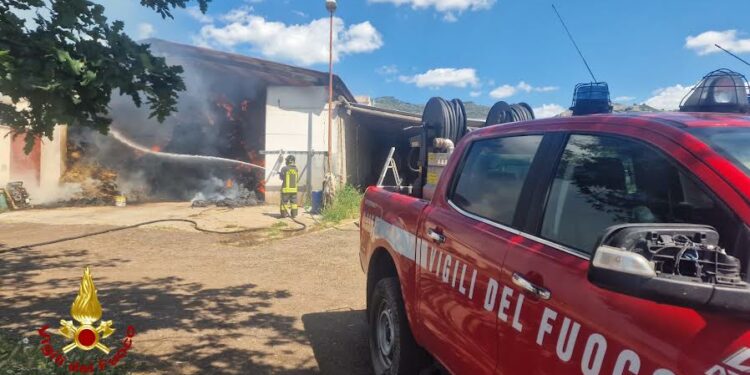 Silanus: a fuoco un fienile, sul posto i vigili del fuoco