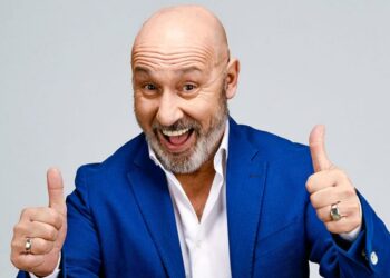 Il 21 e il 22 maggio Maurizio Battista in tour sull’Isola con “Qualcosa non mi quadra”