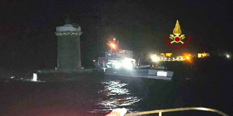 Porto Torres: soccorso un peschereccio con otto persone a bordo