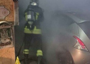 La Maddalena: auto a fuoco in via Cesaraccio, sul posto i vigili del fuoco
