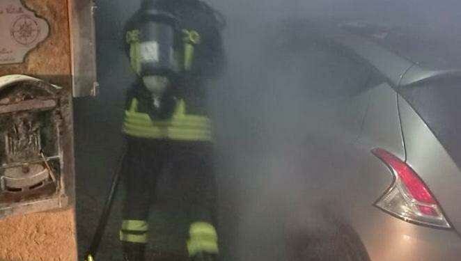 La Maddalena: auto a fuoco in via Cesaraccio, sul posto i vigili del fuoco