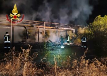 Bari Sardo: a fuoco un box container, sul posto i vigili del fuoco