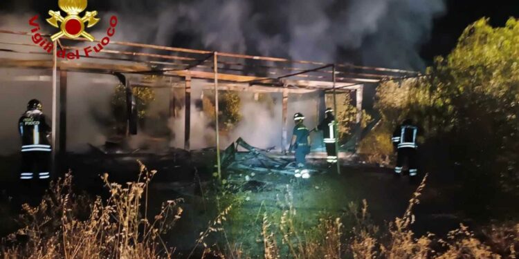 Bari Sardo: a fuoco un box container, sul posto i vigili del fuoco