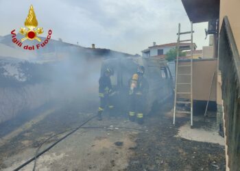 San Teodoro: a fuoco un’ambulanza