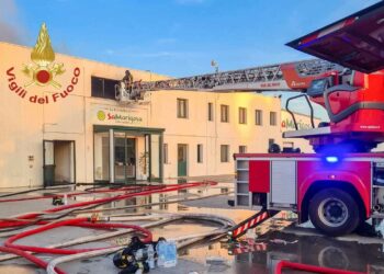 Cabras: a fuoco un capannone industriale