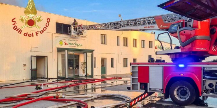 Cabras: a fuoco un capannone industriale