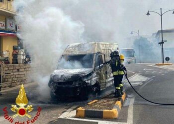 Olbia: a fuoco un autofurgone, sul posto i vigili del fuoco