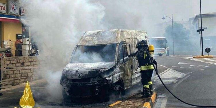 Olbia: a fuoco un autofurgone, sul posto i vigili del fuoco
