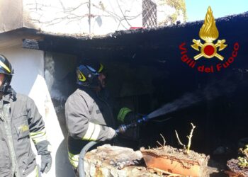 Cannigione: a fuoco una veranda in legno, sul posto i vigili del fuoco
