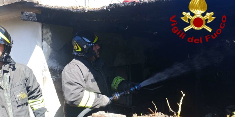Cannigione: a fuoco una veranda in legno, sul posto i vigili del fuoco