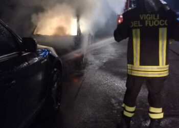 Nuoro: a fuoco un’auto, sul posto i vigili del fuoco