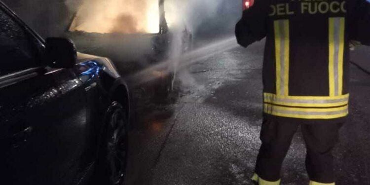 Nuoro: a fuoco un’auto, sul posto i vigili del fuoco