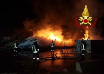 Olbia: incendio all’interno di una discarica a Spiritu Santu, sul posto i vigili del fuoco