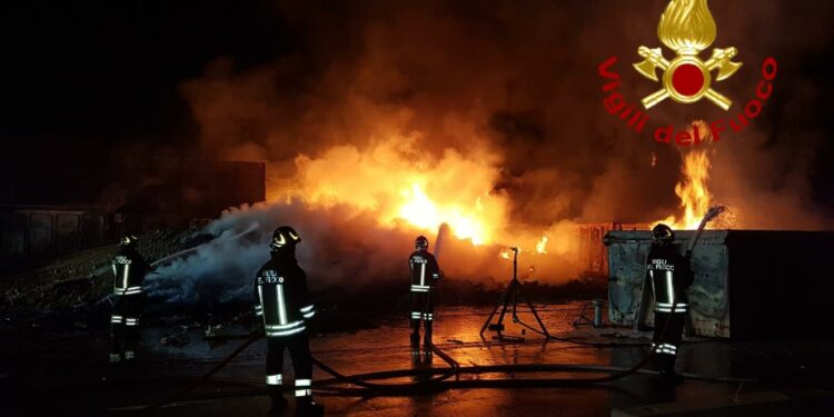 Olbia: incendio all’interno di una discarica a Spiritu Santu, sul posto i vigili del fuoco