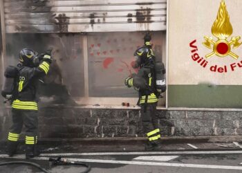 Incendio in un’attività commerciale in via Ciro Menotti, a Cagliari. Sul posto i vigili del fuoco. Nessuna persona è rimasta coinvolta