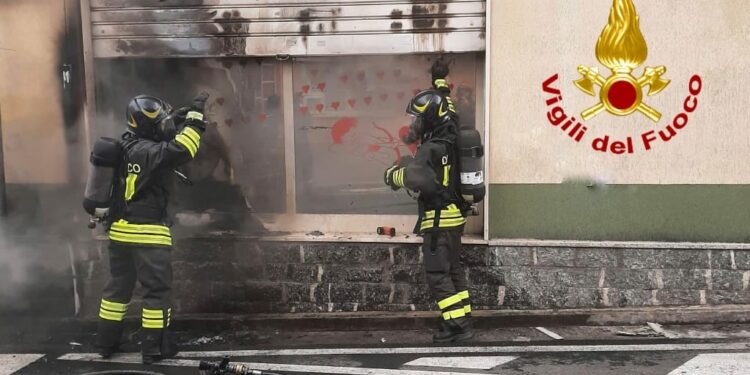 Incendio in un’attività commerciale in via Ciro Menotti, a Cagliari. Sul posto i vigili del fuoco. Nessuna persona è rimasta coinvolta