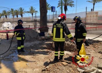 I vigili del fuoco del Comando di Cagliari sono intervenuti questa mattina in via Roma, a Cagliari, per la rottura di una tubazione della rete di media pressione del gas