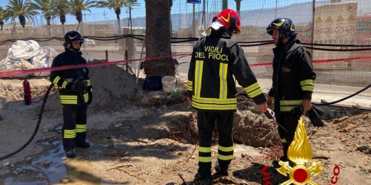 I vigili del fuoco del Comando di Cagliari sono intervenuti questa mattina in via Roma, a Cagliari, per la rottura di una tubazione della rete di media pressione del gas