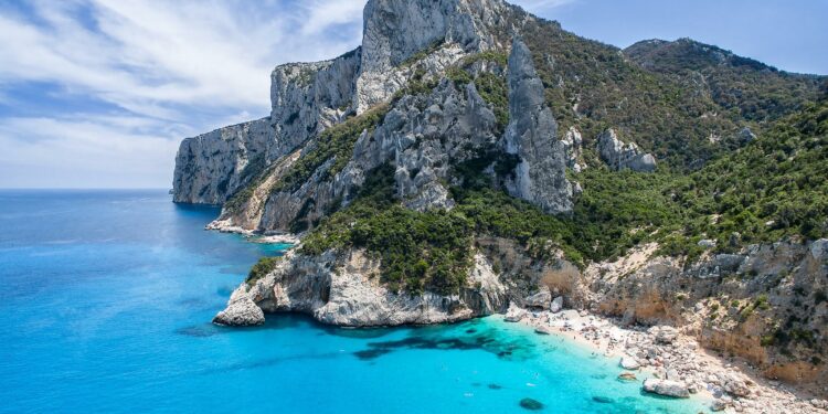 Estate 2024 con le località a Cinque Vele di Legambiente e Touring Club italiano e la guida Il Mare più bello 2024