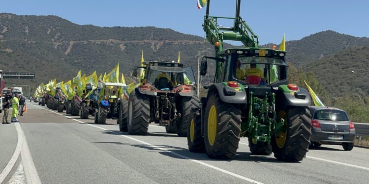 Centinaia di trattori e oltre 2mila agricoltori e allevatori nei presidi si sono riversati nelle strade delle “vie del mare”