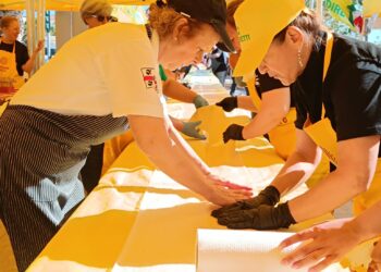 Coldiretti Rally Village Sardegna: sgretolato il precedente record, ad Alghero 101,8 metri e 2.000 porzioni per la seada più lunga del mondo