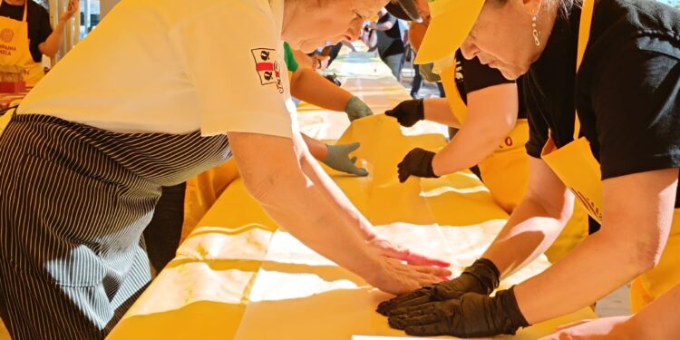 Coldiretti Rally Village Sardegna: sgretolato il precedente record, ad Alghero 101,8 metri e 2.000 porzioni per la seada più lunga del mondo