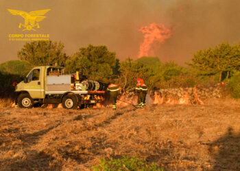 Incendio nelle campagne di Monastir, sul posto anche un elicottero della base di Villasalto