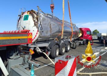 Codrongianos: si ribalta un’autocisterna con 25mila litri di latte, ferite due persone