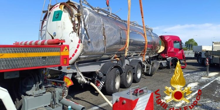 Codrongianos: si ribalta un’autocisterna con 25mila litri di latte, ferite due persone