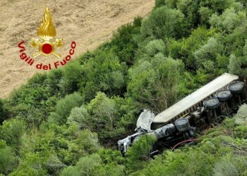 Bancali: Tir esce di strada e precipita in un cavalcavia, morto l’autista