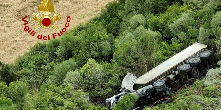 Bancali: Tir esce di strada e precipita in un cavalcavia, morto l’autista