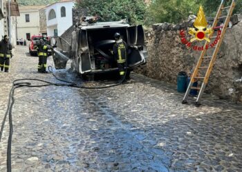 Galtellì: furgone a fuoco in via Kennedy, sul posto i vigili del fuoco