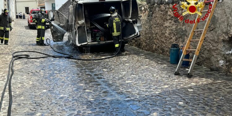 Galtellì: furgone a fuoco in via Kennedy, sul posto i vigili del fuoco