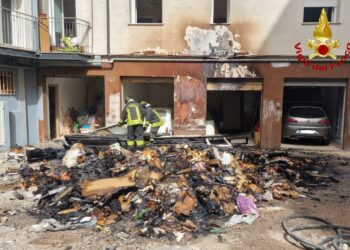 Nuoro: incendio nel cortile di un palazzo in via Peppino Catte