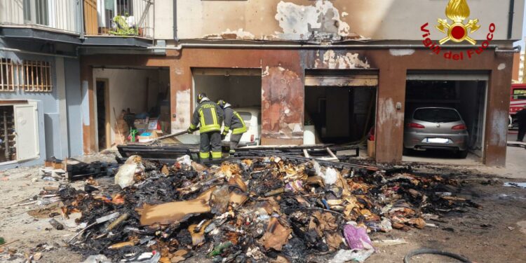 Nuoro: incendio nel cortile di un palazzo in via Peppino Catte