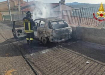 Fonni e Siniscola: a fuoco un’auto, sul posto i vigili del fuoco