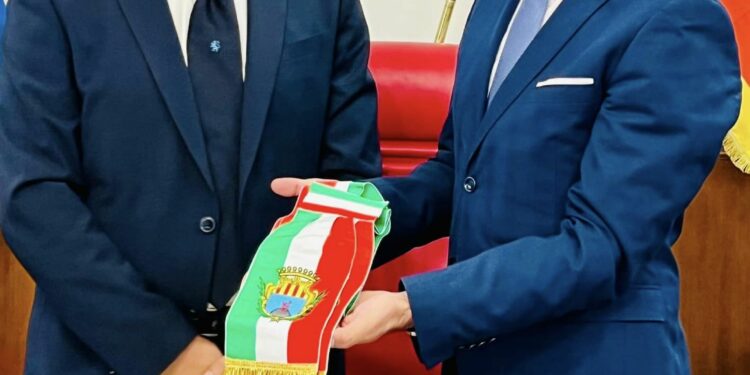 Alghero: il passaggio di consegne tra Mario Conoci e il nuovo sindaco Raimondo Cacciotto