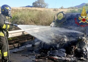 Incendio di un’auto in transito sulla Statale 195