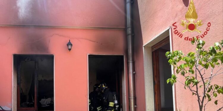 Incendio in un’abitazione di Quartu Sant’Elena, sul posto i vigili del fuoco